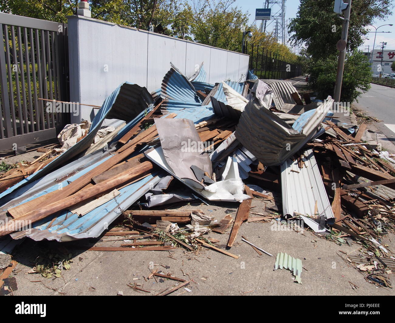 Suminoe-ku, Osaka City, Japan. 5. Sep 2018. Schmutz wird in Osaka am 5. September 2018 gesehen, einen Tag, nachdem leistungsstarke Typhoon Jebi hit westlichen Japan. Quelle: LBA/Alamy leben Nachrichten Stockfoto