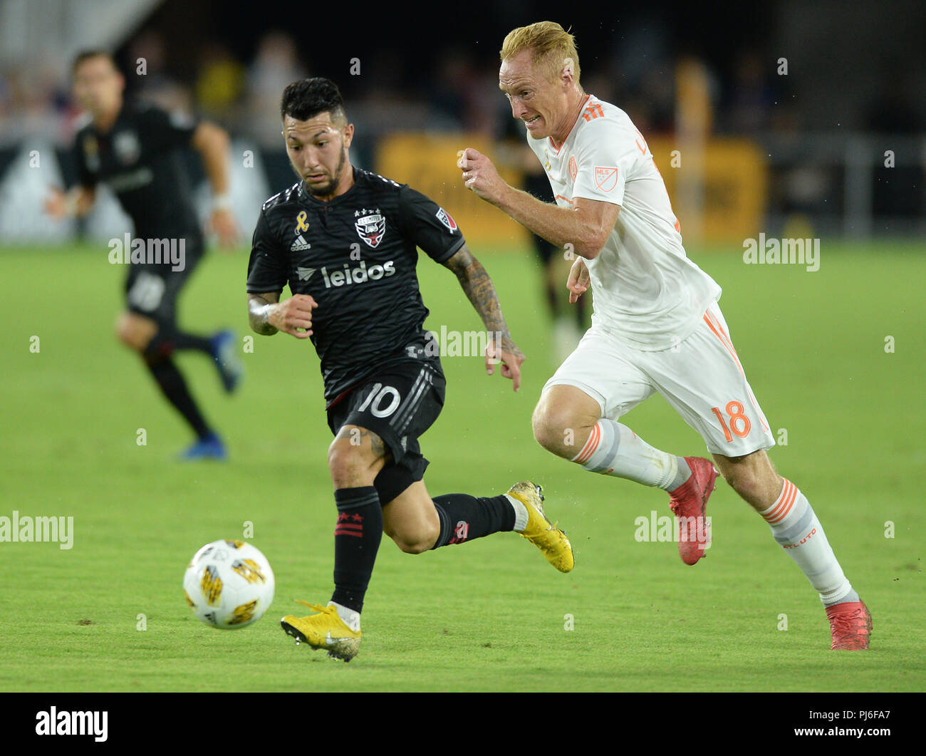 September 2, 2018 - Washington, DC, USA - 20180902 - DC United Mittelfeldspieler LUCIANO ACOSTA (10) bricht nach vorn gegen Atlanta United FC Mittelfeldspieler JEFF LARENTOWICZ (18) in der ersten Hälfte bei Audi Feld in Washington. (Bild: © Chuck Myers/ZUMA Draht) Stockfoto