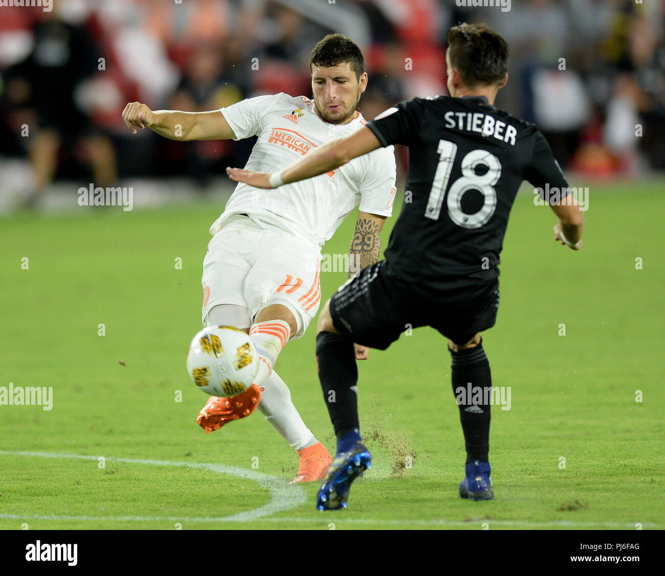 September 2, 2018 - Washington, DC, USA - 20180902 - Atlanta United FC Mittelfeldspieler ERIC REMEDI (11) übergibt gegen DC United vorwärts ZOLTAN STIEBER (18) in der zweiten Hälfte bei Audi Feld in Washington. (Bild: © Chuck Myers/ZUMA Draht) Stockfoto