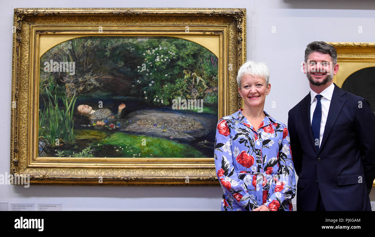 London, Großbritannien. 5. September 2018. Maria Balshaw, Direktor der Tate, und Nick Mitzevich, Direktor der Nationalgalerie von Australien, posieren mit 'Ophelia', 1851-52, von John Everett Millais, Tate Britain, die Einführung eines neuen großen Ausstellung im Dezember 2018 zu markieren, in der Nationalgalerie von Australien (NGA). Über vierzig Pre-Raphaelite Arbeiten werden von Tate zu NGA, die noch nie in Australien bis jetzt gezeigt wurden ausgeliehen werden, einschließlich der "Ophelia", 1851-52, von John Everett Millais und "Die Dame von shalott", 1888, von John William Waterhouse. Credit: Stephen Chung/Alamy leben Nachrichten Stockfoto