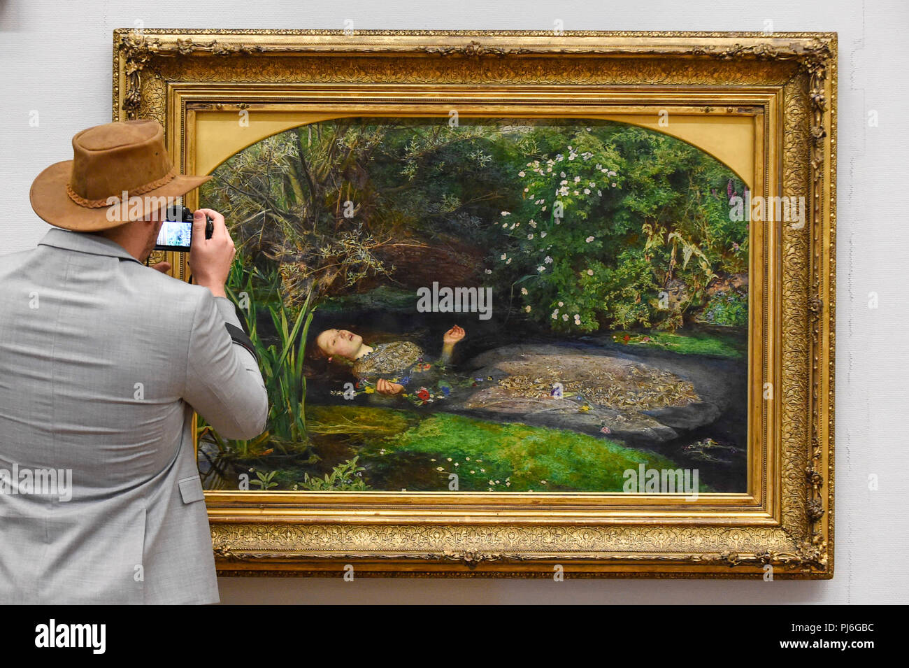 London, Großbritannien. 5. September 2018. Ein Besucher Fotos "Ophelia", 1851-52, von John Everett Millais, Tate Britain, vor dem Start von einem neuen großen Ausstellung in der National Gallery von Australien (NGA) im Dezember 2018. Über vierzig Pre-Raphaelite Arbeiten werden von Tate zu NGA, die noch nie in Australien bis jetzt gezeigt wurden ausgeliehen werden, einschließlich der "Ophelia", 1851-52, von John Everett Millais und "Die Dame von shalott", 1888, von John William Waterhouse. Credit: Stephen Chung/Alamy leben Nachrichten Stockfoto