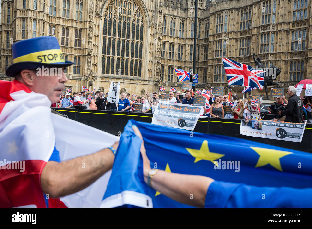 London, Großbritannien. 5. September 2018. Pro-Brexit Aktivisten aus Großbritannien Einheit und Pro-EU-Aktivisten aus dem Stand der Missachtung der Europäischen Bewegung (SODEM) Protest außerhalb des Parlaments in Westminster. Credit: Mark Kerrison/Alamy leben Nachrichten Stockfoto