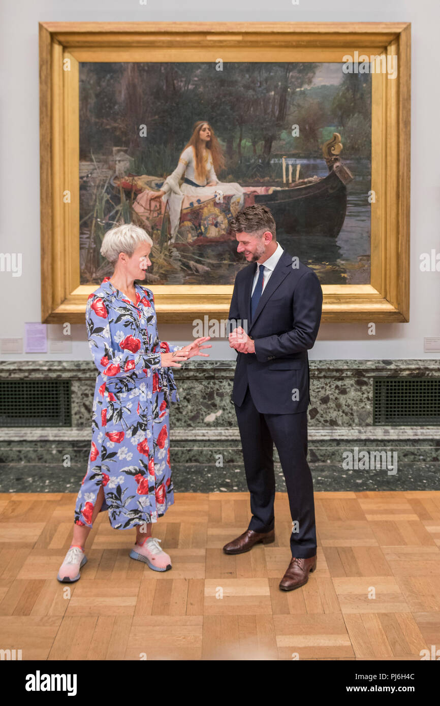 Tate Britain, London, UK. 5. September 2018. Direktor von Tate, Maria Balshaw, und der neue Direktor der Nationalgalerie von Australien, Nick Mitzevich, mit John William Waterhouse der Lady von Shalott 1888 den Startschuss für eine neue Ausstellung in der National Gallery von Australien. Über vierzig Werke aus einzigartige Sammlung der Tate Britain von pre-raphaelite Kunst an der National Gallery von Australien im Dezember ausgeliehen werden. Credit: Guy Bell/Alamy leben Nachrichten Stockfoto