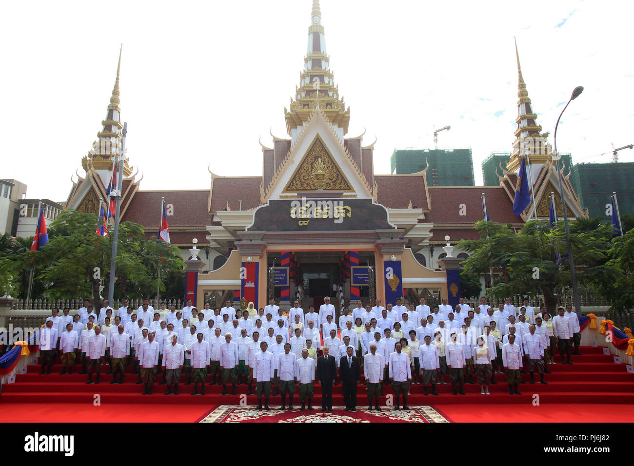 Phnom Penh, Nationalversammlung in Phnom Penh. 5. Sep 2018. Kambodschanischen König Norodom Sihamoni (C, vorne) Posen für Fotos mit Gesetzgebern - in der Nationalversammlung in Phnom Penh, Kambodscha an Sept. 5, 2018 wählen. Kambodschanischen König Norodom Sihamoni den Vorsitz über die Eröffnung der neuen Nationalversammlung am Mittwoch nach einer letzten Parlamentswahlen, die einen Erdrutschsieg feiern amtierenden Ministerpräsidenten Samdech Techo Hun Sen ist, übergeben. Credit: Sovannara/Xinhua/Alamy leben Nachrichten Stockfoto