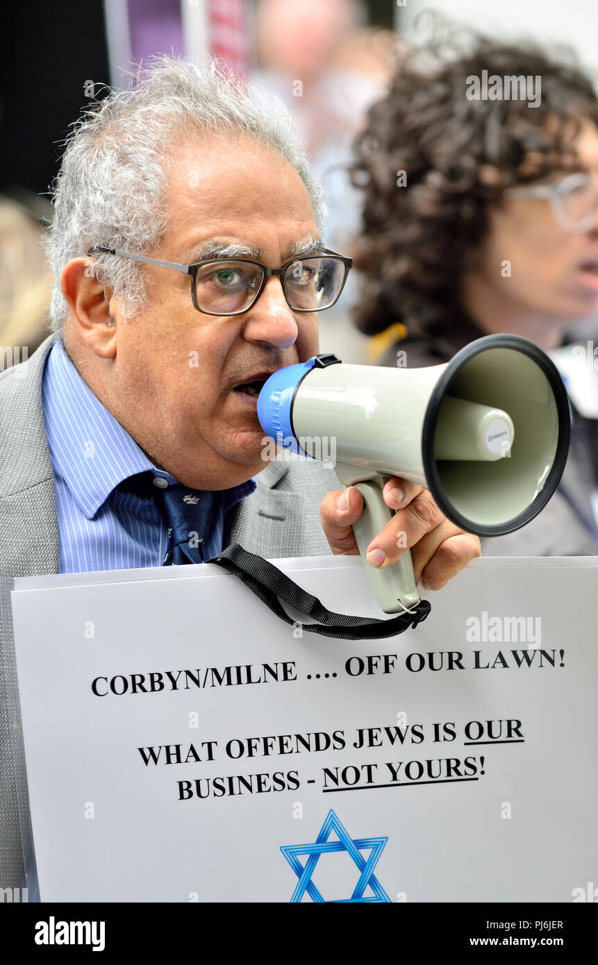 Jonathan Hoffman, ehemaliger stellvertretender Vorsitzender der Zionistischen Föderation, was außerhalb der Labour Party HQ, London, als die Partei gegen Antisemitismus diskutieren Stockfoto