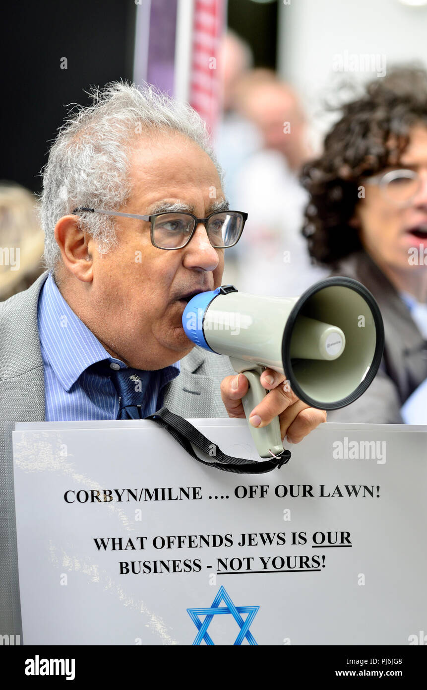 Jonathan Hoffman, ehemaliger stellvertretender Vorsitzender der Zionistischen Föderation, was außerhalb der Labour Party HQ, London, als die Partei gegen Antisemitismus diskutieren Stockfoto