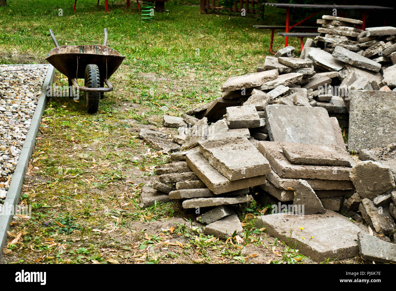 Abriss einer alten Scheune und Schubkarre Stockfoto