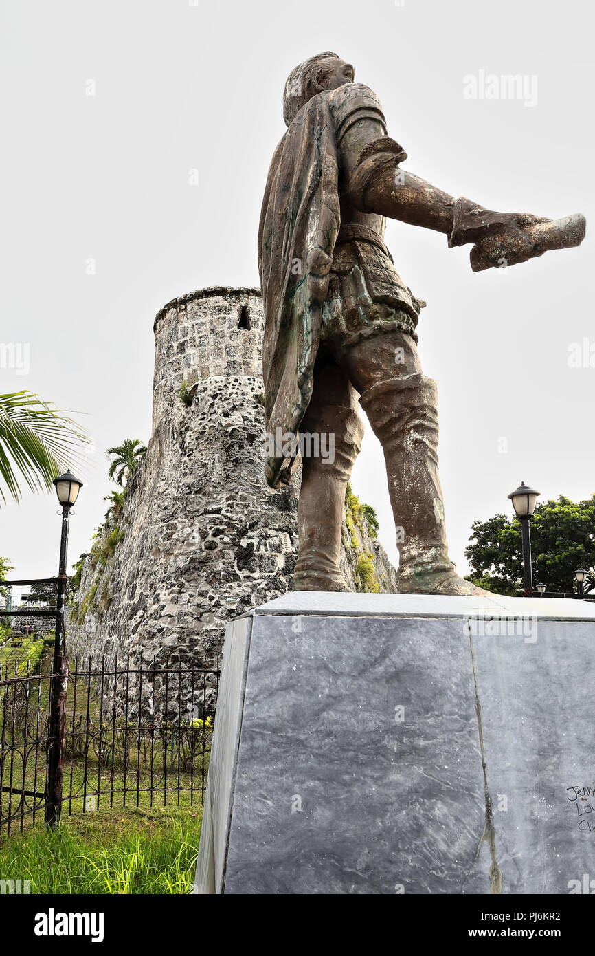 Statue von Miguel López de Legazpi außerhalb des Spanischen unter seinem Kommando gegründet-dreieckigen-Coral, aus Stein gebauten Fuerte-Fort San Pedro mit den heutigen Stockfoto