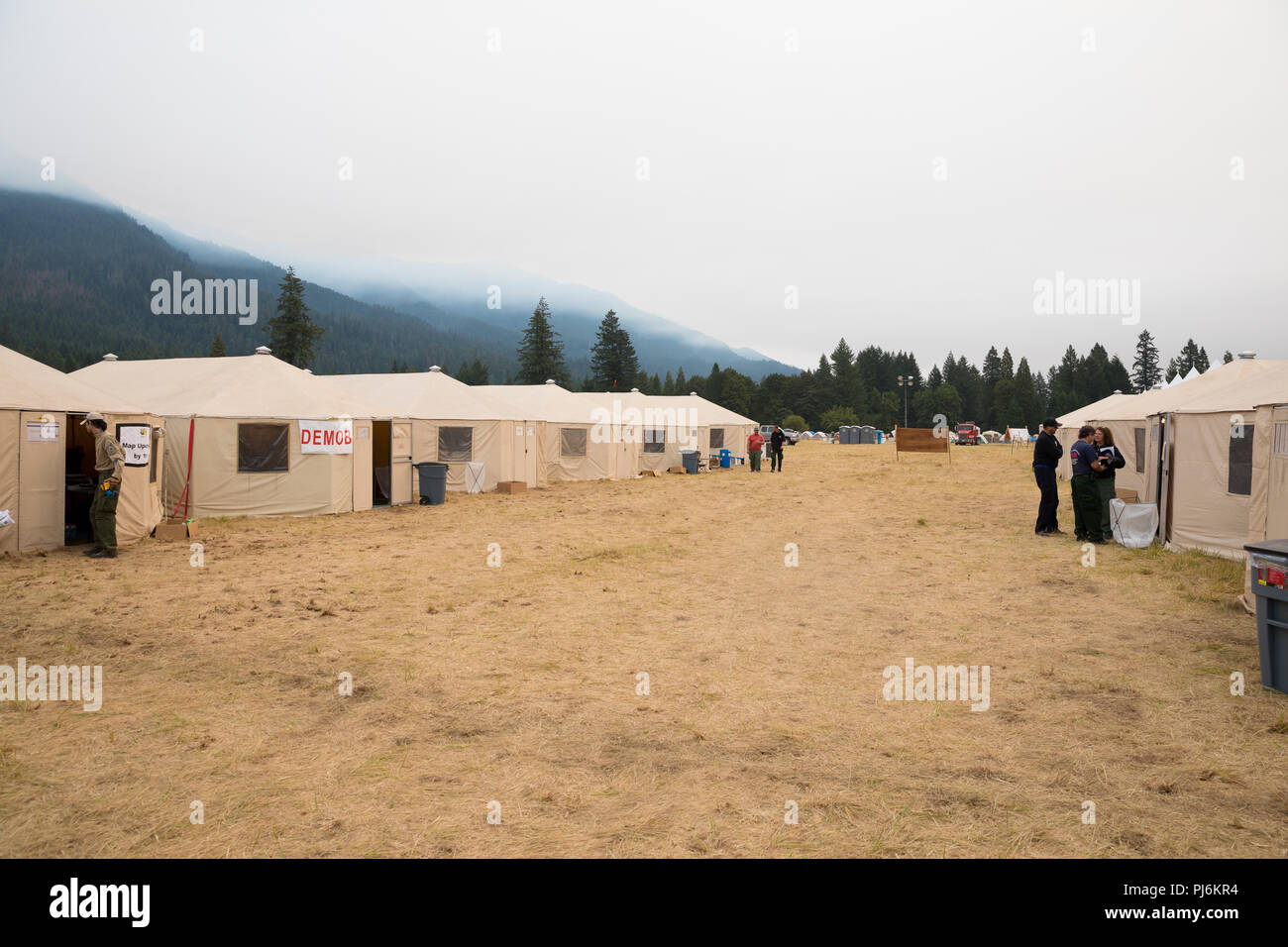 Terwilliger Feuer Lager ODER, USA - 30. August 2018: Brand camp Operationen Grundfläche mit Karten und Jurten als Büros in der Willamette National Forest duri Stockfoto