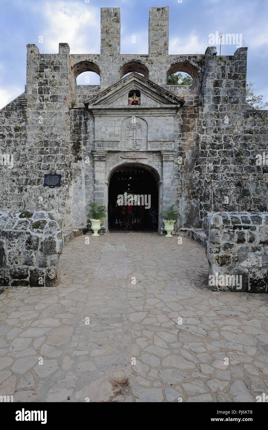 Dreieckigen Giebel - tonnengewölbe Haupteingang zu den Spaniern gegründet-dreieckigen-Coral, aus Stein gebauten Fuerte-Fort - Fuerza de San Pedro mit heute Stockfoto