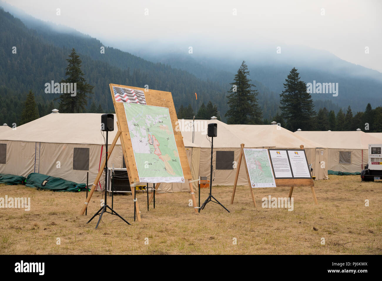Terwilliger Feuer Lager ODER, USA - 30. August 2018: Brand camp Operationen Grundfläche mit Karten und Jurten als Büros in der Willamette National Forest duri Stockfoto