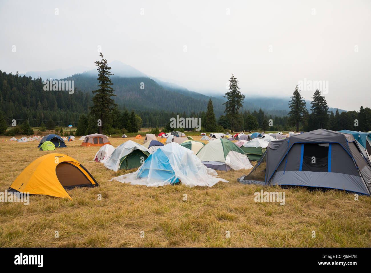 Terwilliger Feuer Lager ODER, USA - 30. August 2018: Zelte Haus Feuerwehrmänner an den Terwilliger Feuer base camp in der Willamette National Forest der Oreg Stockfoto