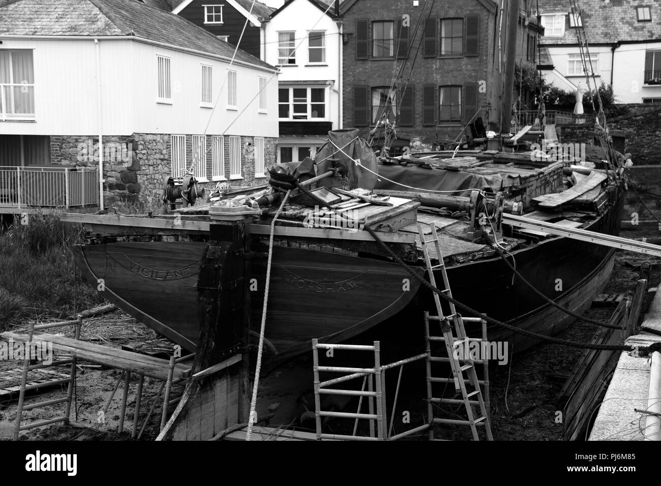 Die Wiederherstellung der Themse Barge "wachsam" ist teilweise abgeschlossen mit dem Einbau eines neuen Heckspiegel an Bath in Devon, England. Stockfoto