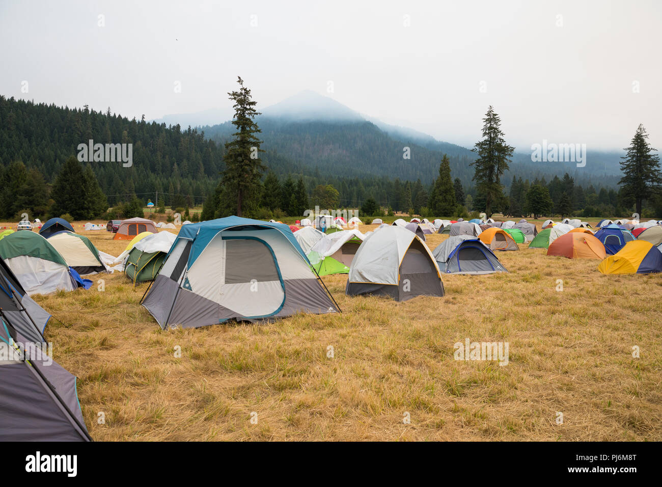 Terwilliger Feuer Lager ODER, USA - 30. August 2018: Zelte Haus Feuerwehrmänner an den Terwilliger Feuer base camp in der Willamette National Forest der Oreg Stockfoto
