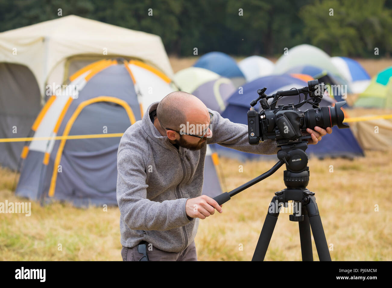 Terwilliger Feuer Lager ODER, USA - 30. August 2018: Keith Testerman von Kernholz Filme mit Hilfe einer Video kamera, das Feuer base camp Film an der Terwilliger zu Stockfoto