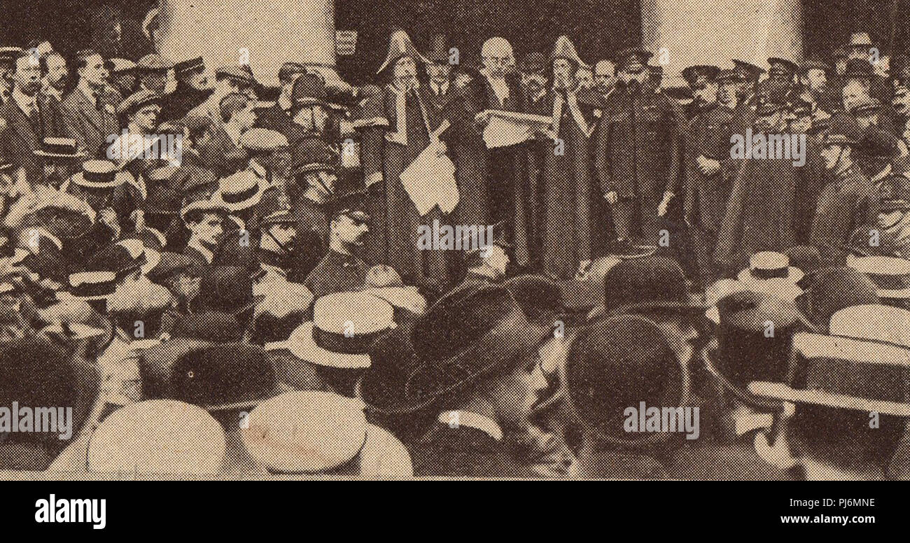 1914 aktuelles Bild - Ausbruch WWI - königliche Proklamation an die Öffentlichkeit von den Stufen des Royal Exchange, London, England gelesen von der Stadt Angestellte, Stockfoto