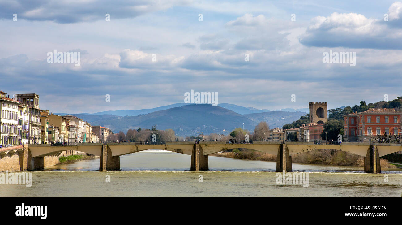 Florenz Stadtbild mit Arno Fluss und Brücke Ponte Alle Grazie Stockfoto