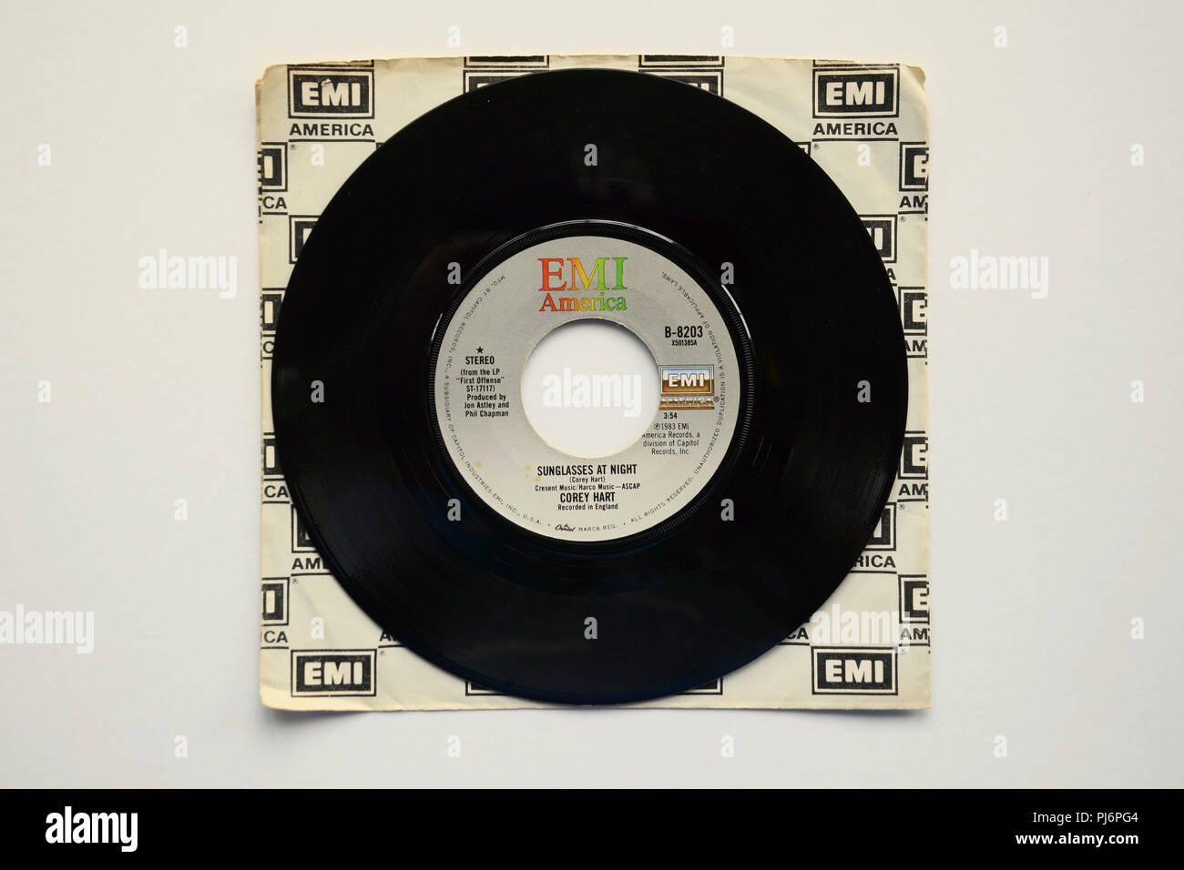 45 U/min Schallplatte von Corey Heart's song unglasses in der Nacht" 1983 von EMI Records veröffentlicht. Stockfoto