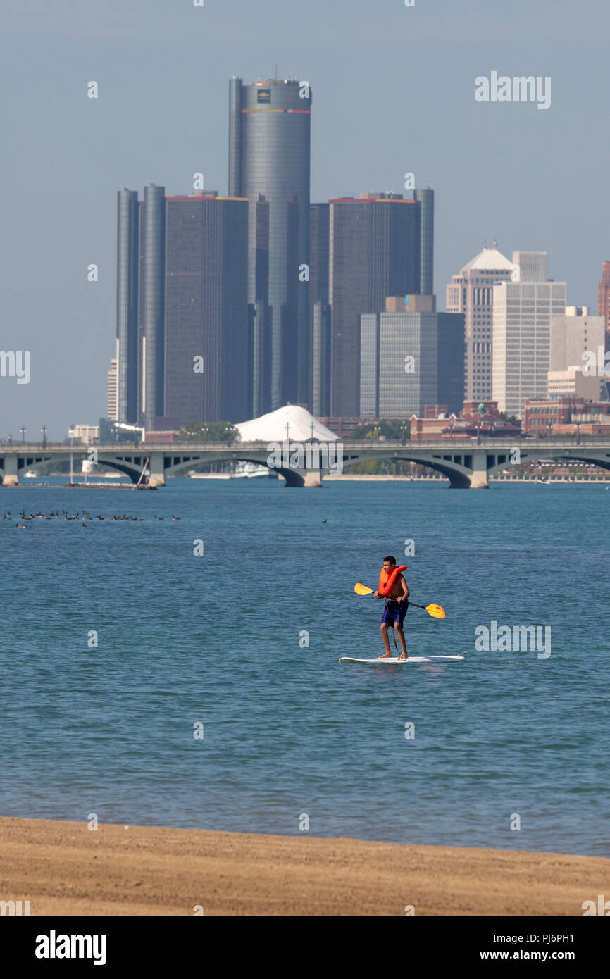 Detroit, Michigan - ein junger Mann auf einem Stand Up Paddle Board bei Belle Isle, ein State Park in der Mitte des Detroit River. Stockfoto