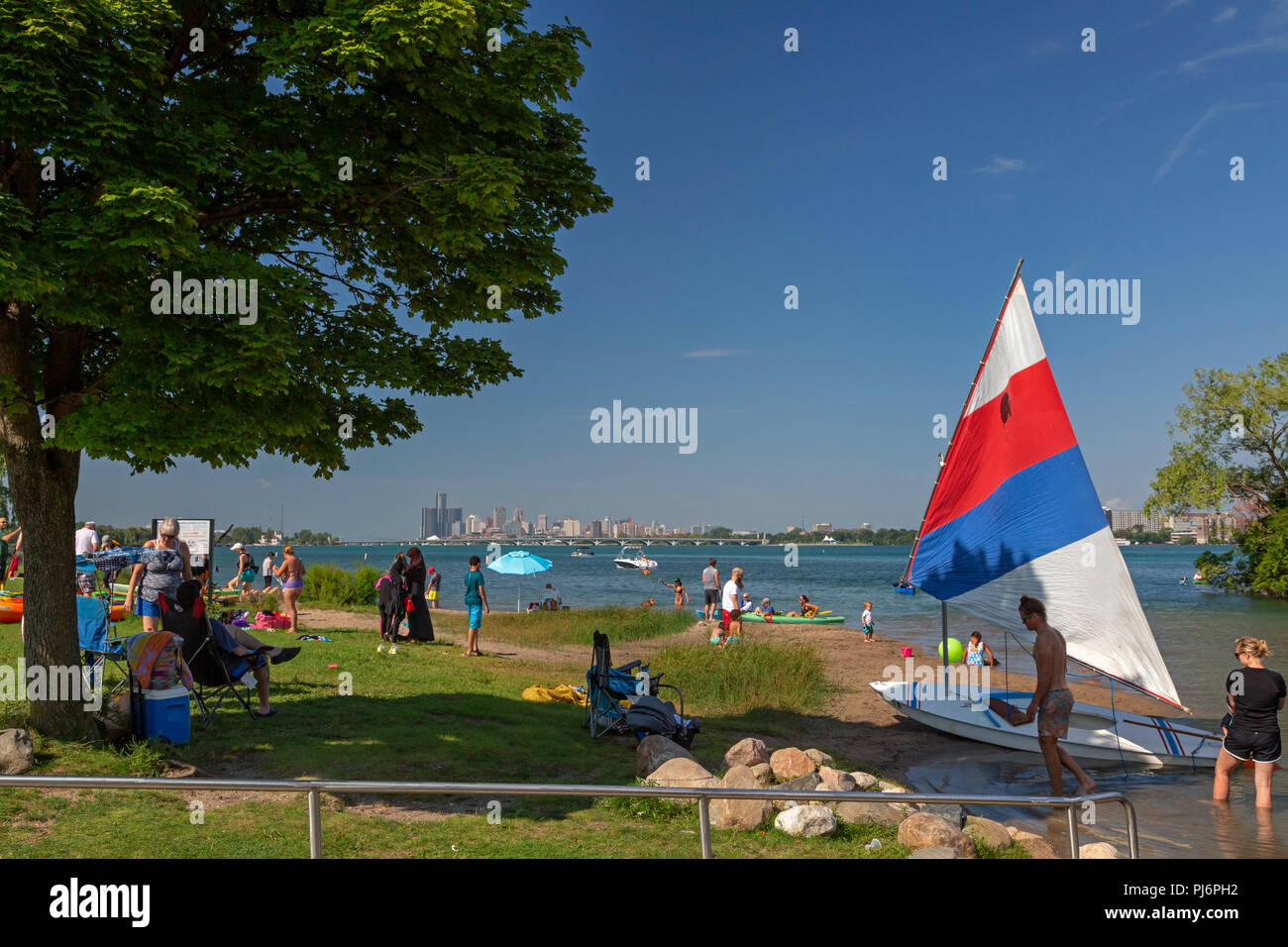 Detroit, Michigan - Menschen am Strand von Belle Isle, ein State Park in der Mitte des Detroit River. Stockfoto