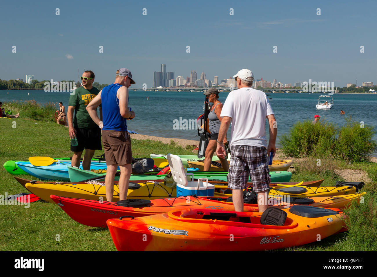 Detroit, Michigan - Kajaks am Strand von Belle Isle, ein State Park in der Mitte des Detroit River. Stockfoto