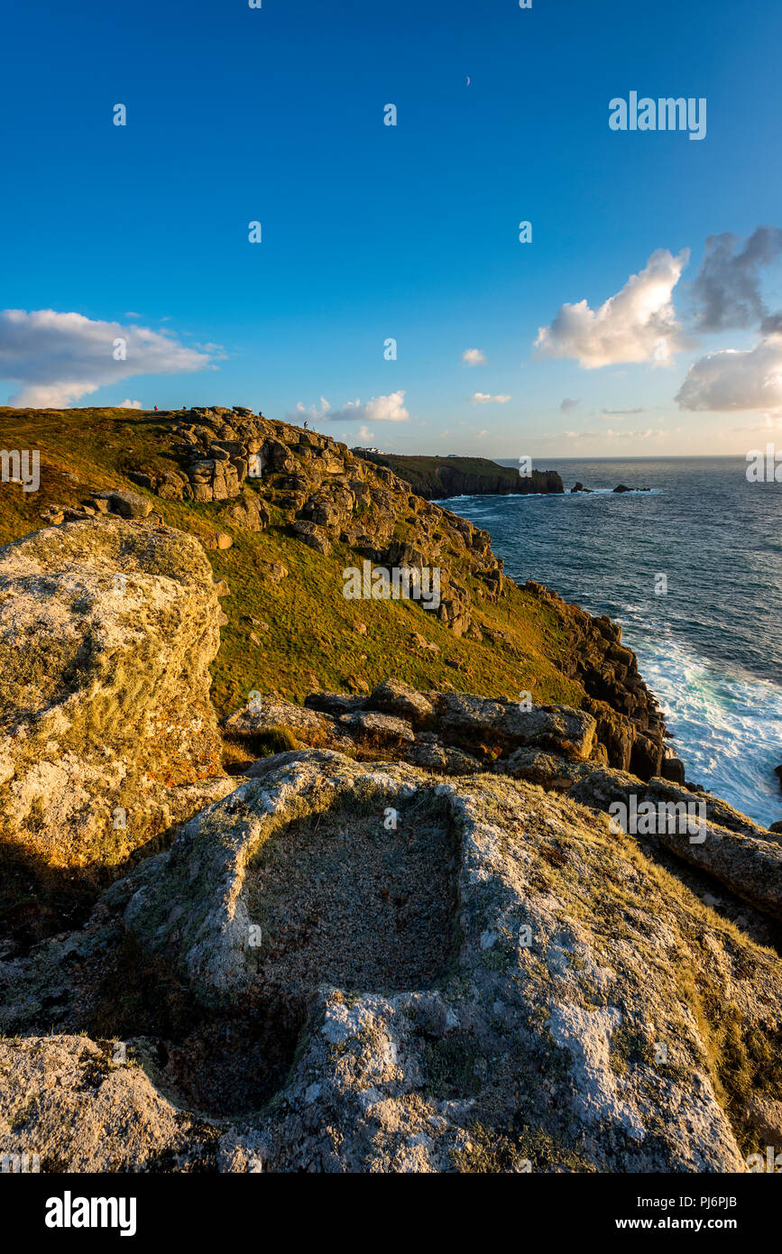 Lands End in Cornwall wie die Sonnenuntergänge auf der anderen Über das Herzogtum. Stockfoto