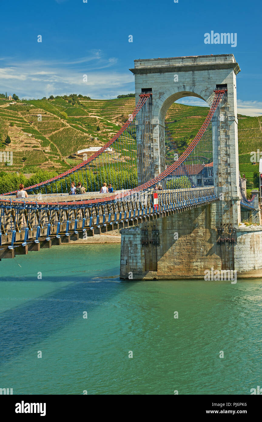 Die historische Brücke von Marc Seguin über den Fluss Rhone gebaut die Verknüpfung von Tournon sur Rhone, Ardèche und Tain L'Hermitage, Drôme. Frankreich. Stockfoto