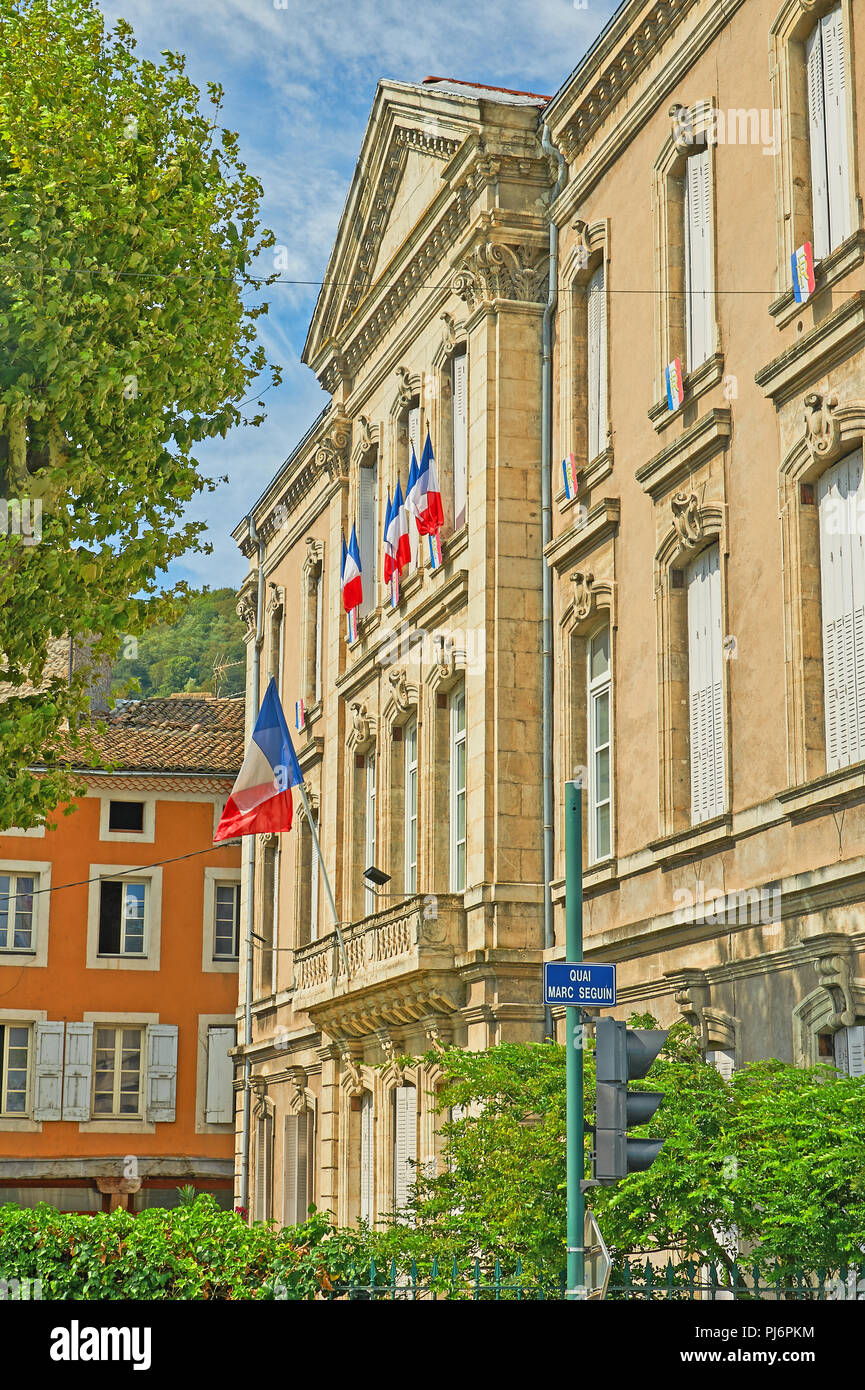 Tournon sur Rhone, Ardeche, Rhône-Alpes, Frankreich und einem reich verzierten Gebäude aus Stein mit Französischen tricolore Fahnen fliegen. Stockfoto