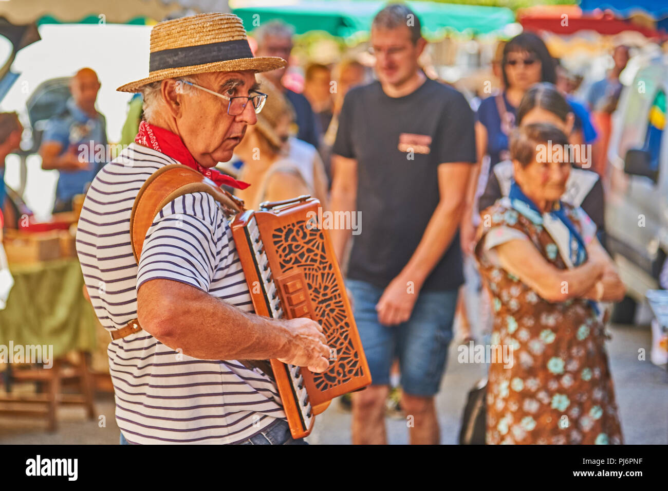 Saint Felicien, Ardèche Abteilung der Rhone Alpen und ein akkordeonspieler unterhält die Leute an der Käse Festival. Stockfoto