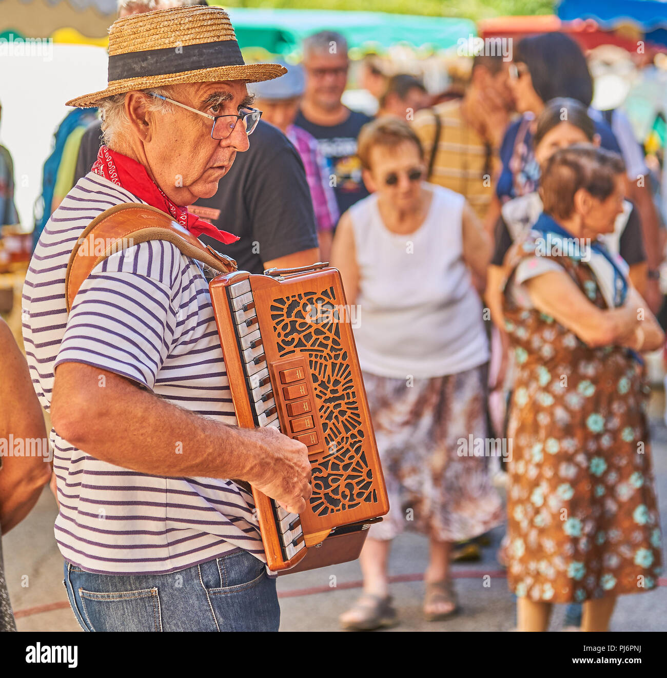 Saint Felicien, Ardèche Abteilung der Rhone Alpen und ein akkordeonspieler unterhält die Leute an der Käse Festival. Stockfoto