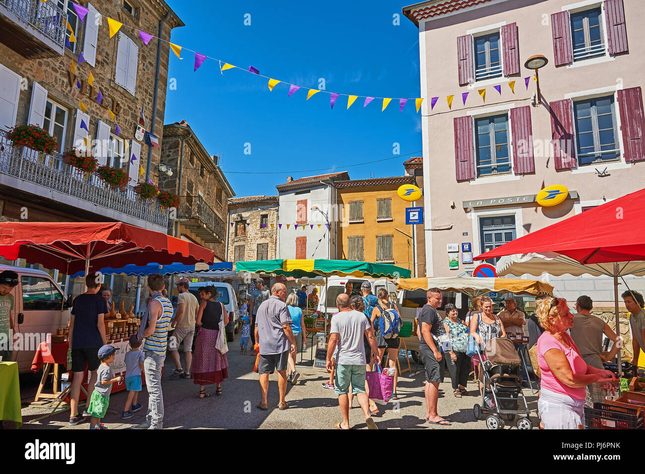 Saint Felicien in der Ardeche Departement Rhône-Alpes, Frankreich und Straße Markt im Zentrum der Stadt Stockfoto