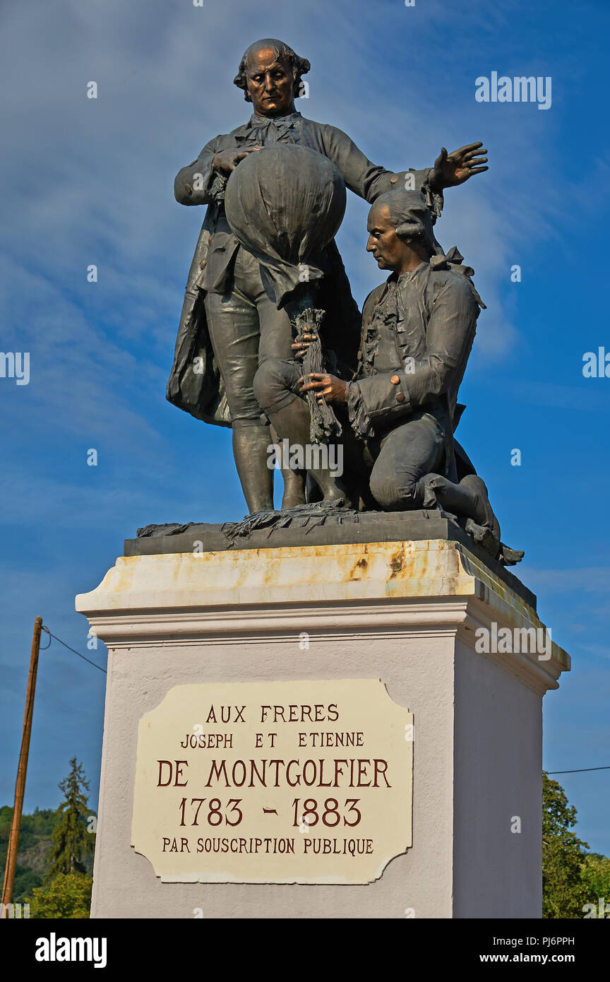 Statue der Brüder Mongolfier, die erste Ballonfahrt durchzuführen, in der Mitte von Annonay, Region Ardèche, Frankreich Stockfoto