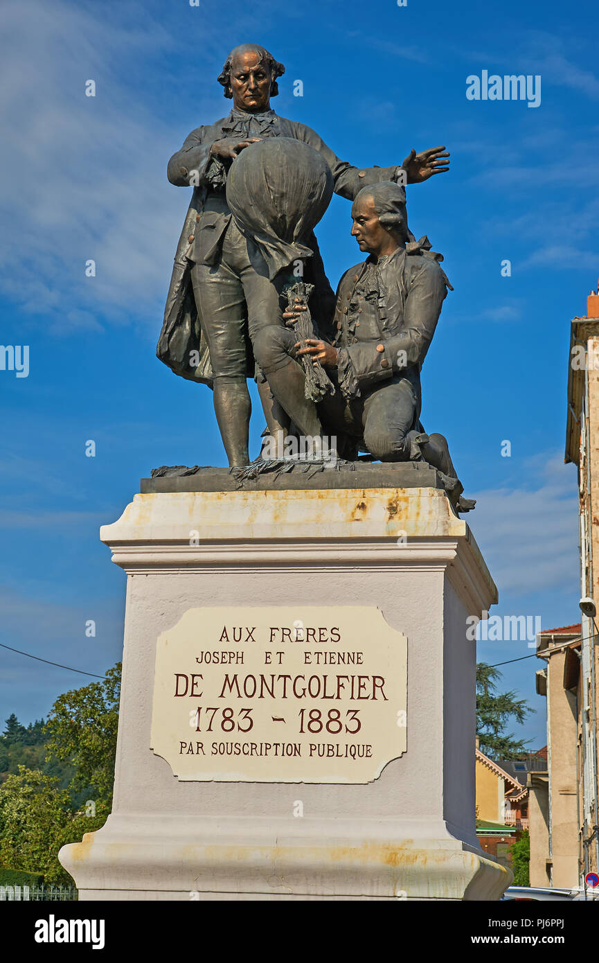 Statue der Brüder Mongolfier, die erste Ballonfahrt durchzuführen, in der Mitte von Annonay, Region Ardèche, Frankreich Stockfoto