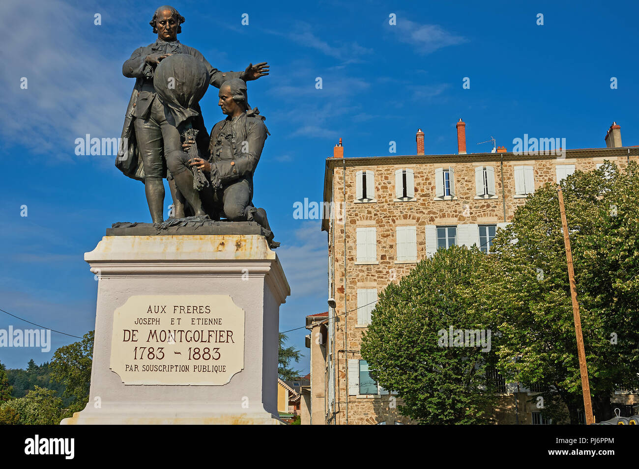 Statue der Brüder Mongolfier, die erste Ballonfahrt durchzuführen, in der Mitte von Annonay, Region Ardèche, Frankreich Stockfoto