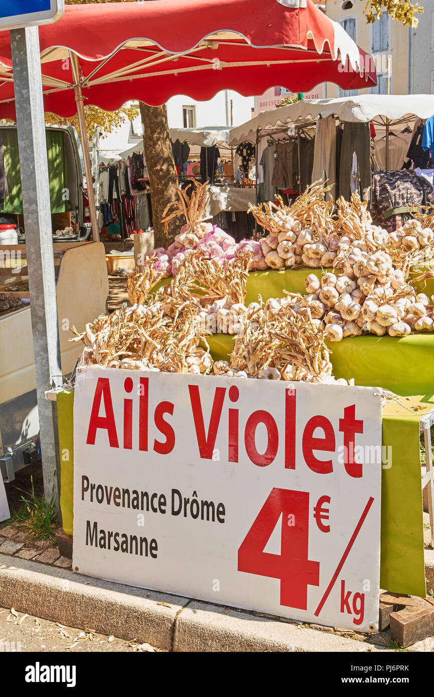 Lamastre, Ardeche, Rhone Alpen, Frankreich lokalen Marktstand verkaufen Knoblauch Zwiebeln. Stockfoto