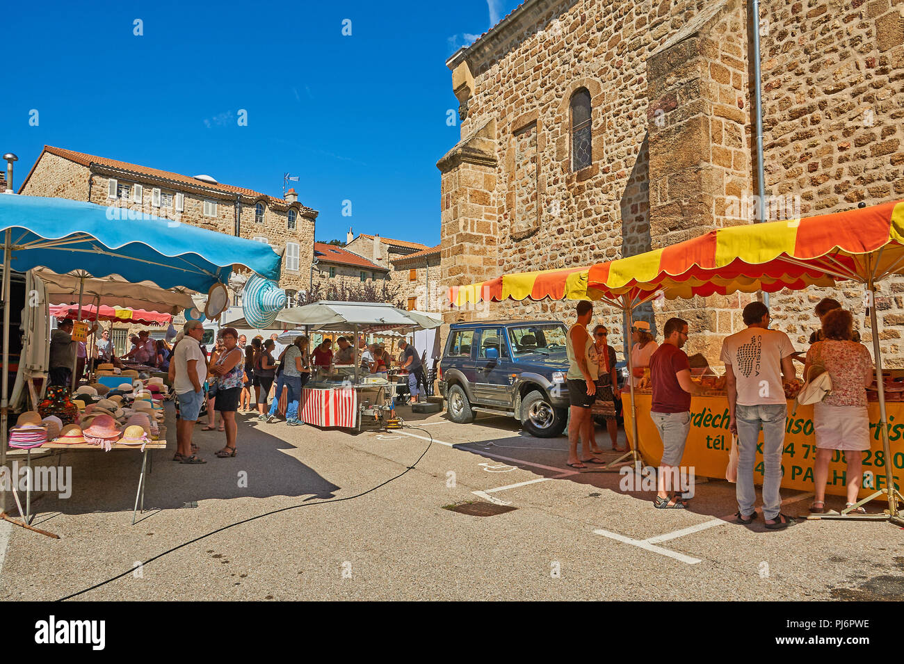 Saint Felicien, Ardeche, Rhone Alpen, Frankreich und ein Markt im Zentrum der Stadt. Stockfoto