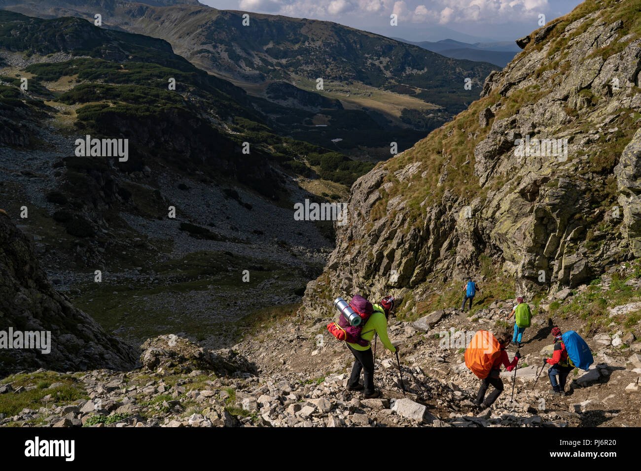 Wanderer Enthusiasten erreichen Parangul Mare, 2519 m Höhe, während der 3 Tage Wanderung. Parangul Mare ist der 4. höchsten Gipfel in Rumänien. Stockfoto