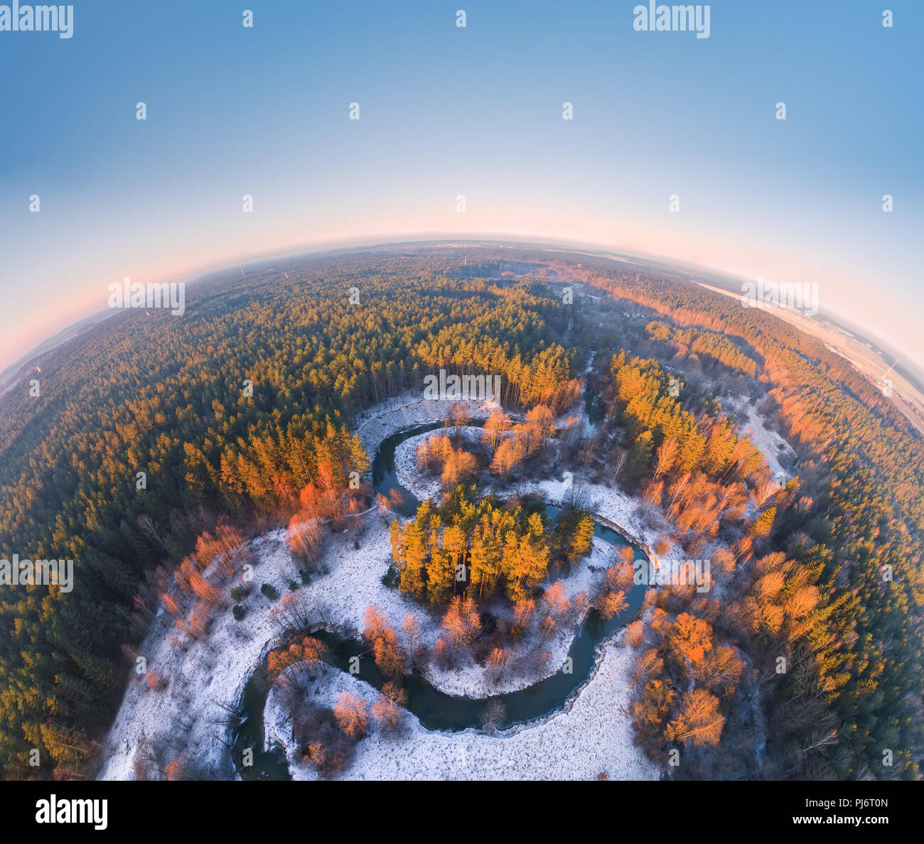 Antenne Panorama der Herbst Wald mit Schnee bedeckt. Landschaft mit runden Horizont. Stockfoto