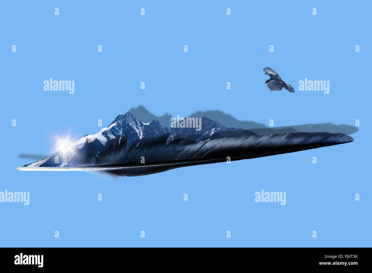 Minimalistische Ansatz, um den höchsten Berg Österreichs, den Großglockner, in der Nähe von einem fliegenden Blackbird, wo die Form der Kamm hat die gleiche Form a Stockfoto