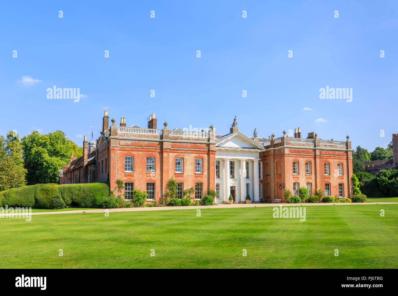 Avington Park Fassade und Portikus, eine Palladianische Villa Landhaus von Parks und Gärten im Avington in der Nähe von Winchester, Hampshire, UK umgeben Stockfoto
