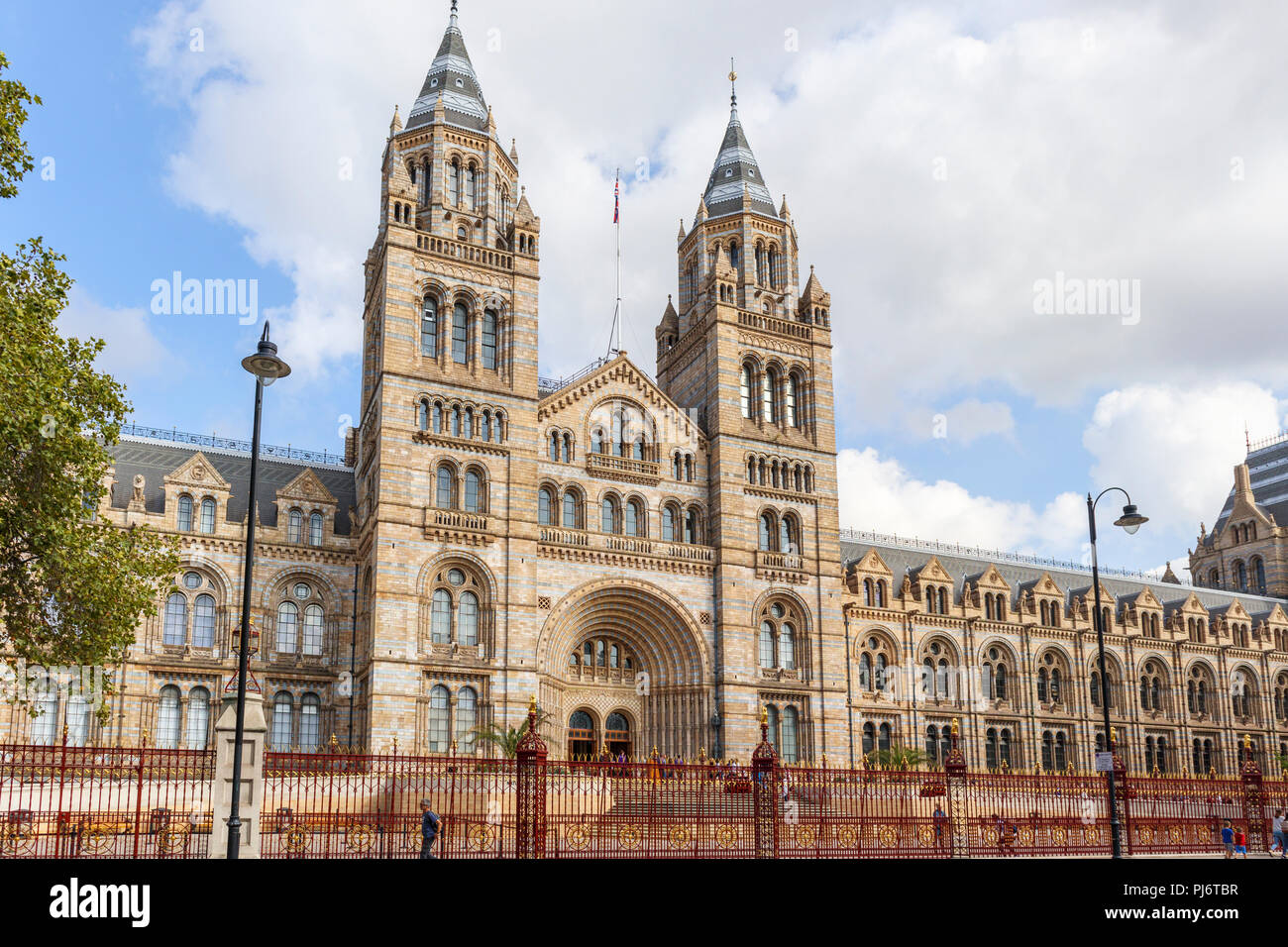 Die ikonischen Natural History Museum Alfred Waterhouse Gebäude Fassade auf der Cromwell Road, South Kensington, London SW7, einem führenden britischen touristische Attraktion Stockfoto
