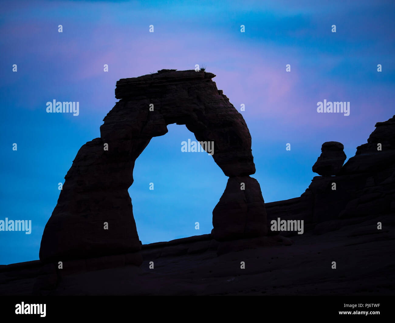 Zarte Arch bei Sonnenaufgang vom oberen Zarten Arch Viewpoint, Arches National Park, Moab, Utah. Stockfoto