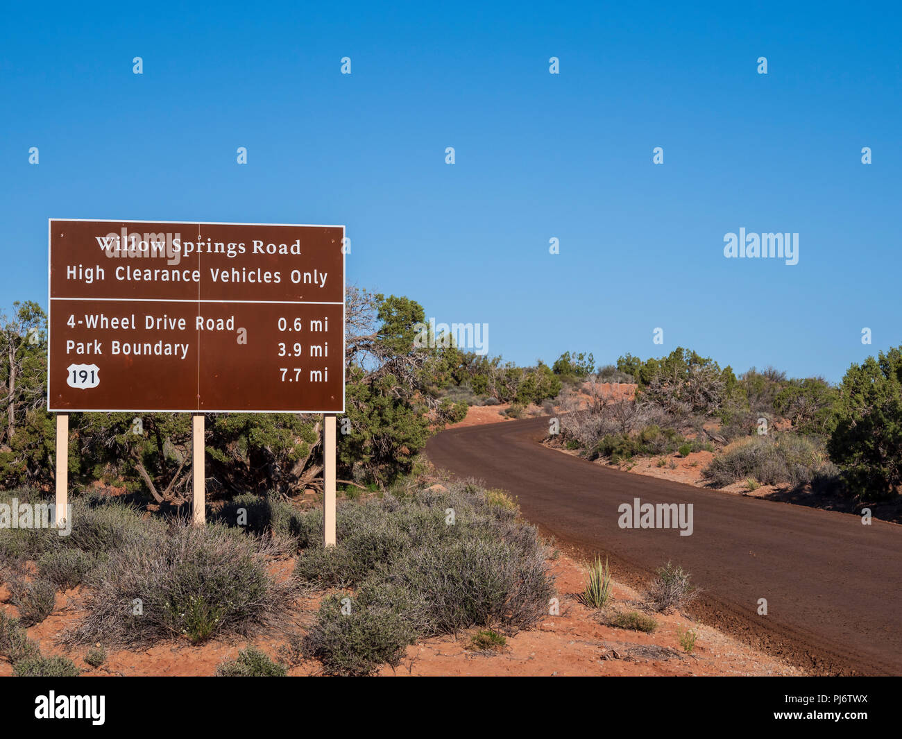 Hinweisschild am Beginn der Willow Springs Road, Arches National Park in der Nähe von Moab, Utah. Stockfoto