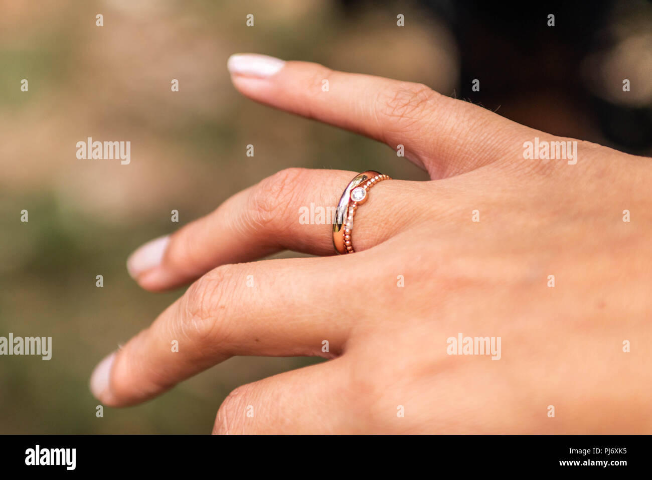 Hand Der Braut Mit Ehering Closeup Mit Detail Stockfotografie Alamy