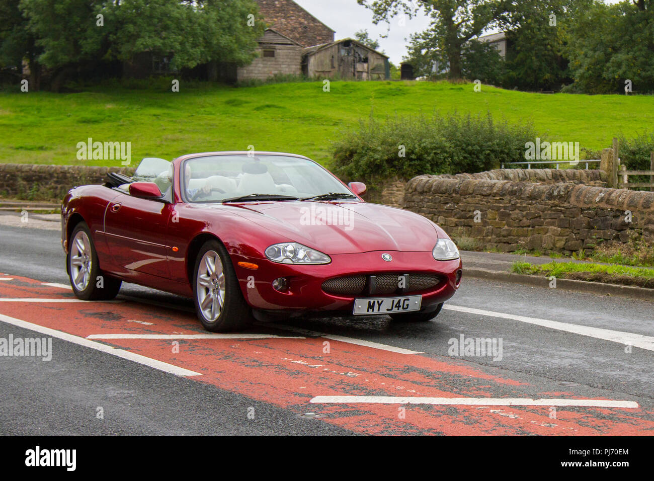 1998 90er-Jahre 3980 ccm rotes Jaguar XK8 Cabriolet Auto auf der Oldtimer-Ausstellung Hoghton Towers, britische Limousinen mit privatem Nummernschild, personalisiert, geschätzt, datiert, DVLA-Kennzeichen, Registrierungen, Großbritannien Stockfoto