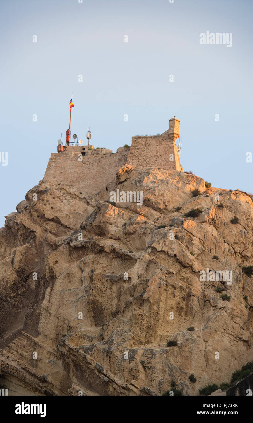 Die Burg Santa Barbara, die steht auf dem Berg Benacantil, mit Blick auf das Zentrum von Alicante in Spanien. Stockfoto