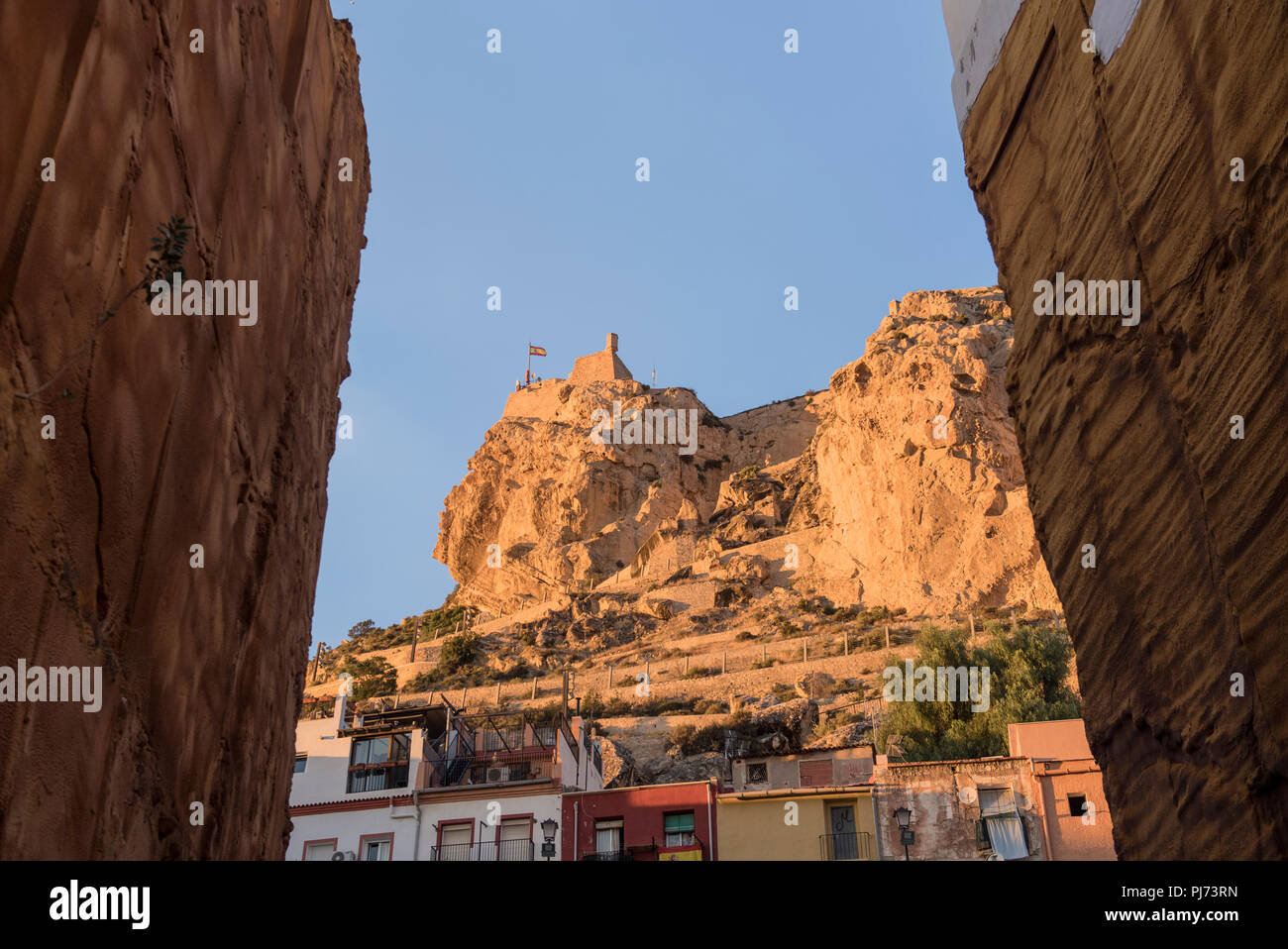 Die Burg Santa Barbara, die steht auf dem Berg Benacantil, mit Blick auf das Zentrum von Alicante in Spanien. Stockfoto