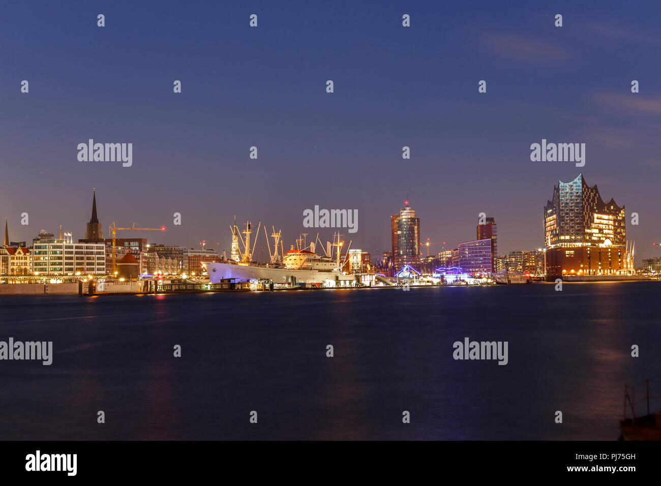 Panorama der Hamburger Hafen in der Dämmerung Stockfoto