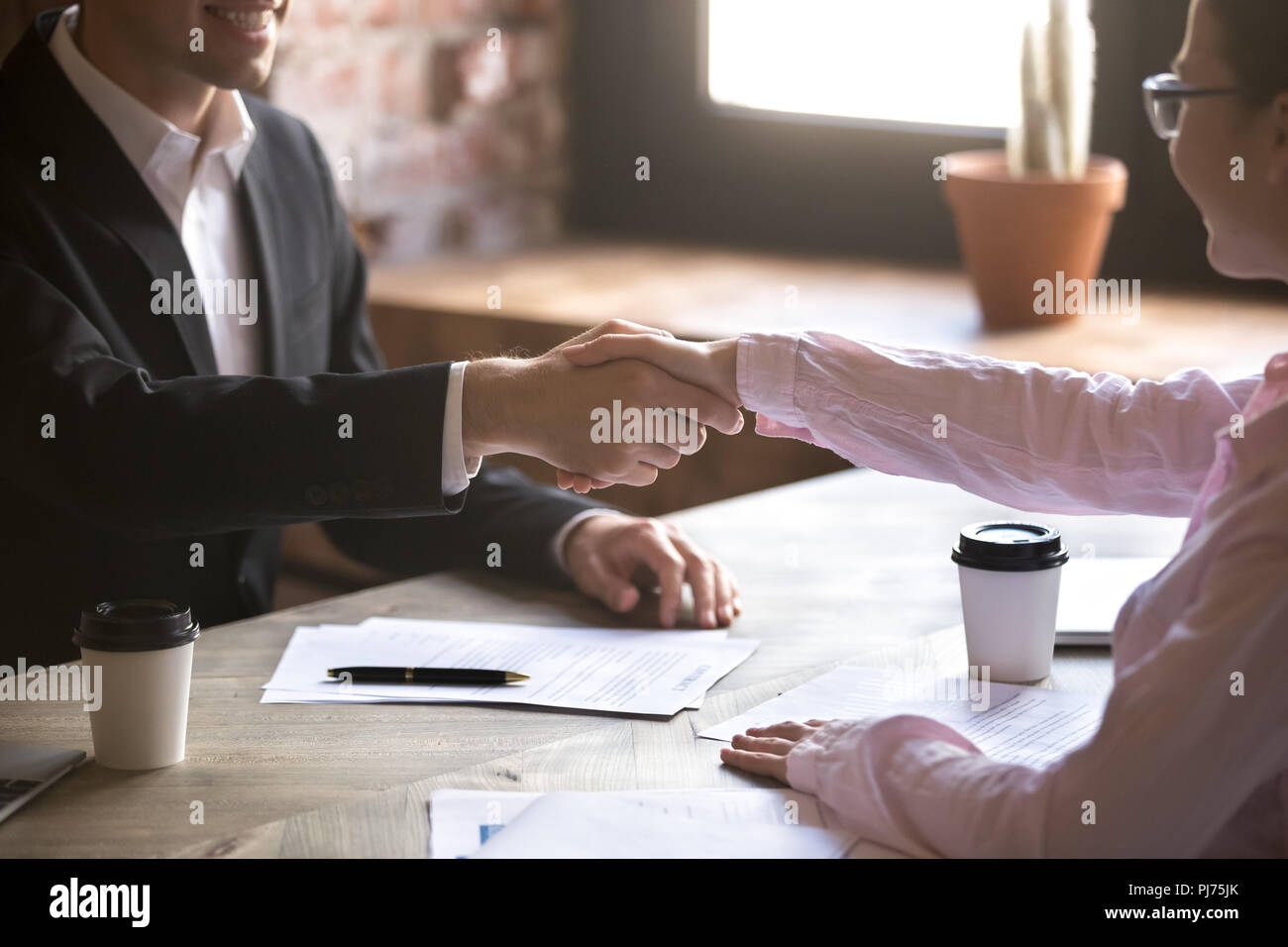 Close up Handshake zweier erfolgreicher Geschäftsleute nach guter Deal Stockfoto
