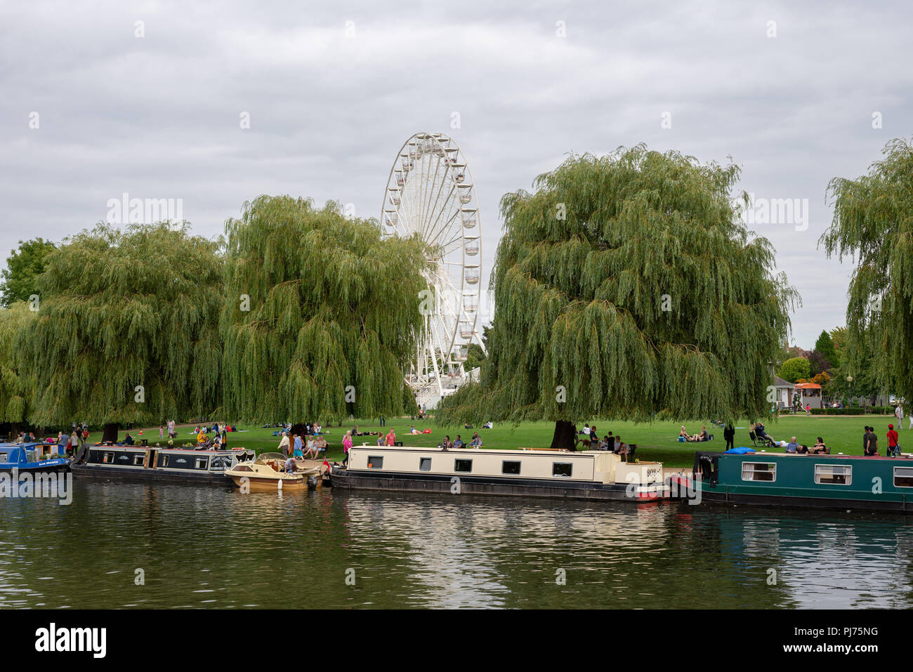 Riesenrad und den Fluss Avon mit Canal Lastkähne, Stratford-upon-Avon, Warwickshire, England. Stockfoto